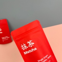 Sacs refermables en plastique de luxe élégants de qualité alimentaire pour poudre de matcha japonaise personnalisée avec logo, 30g 50g, rouge, debout