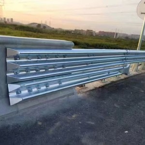 Barrière routière Shunyi à double vague Q235 465mm argentée GR-C4E pour autoroute, route rurale et voie ferrée - Product Image 1