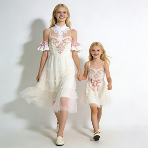 ผู้ผลิตชุดเดรสยาวลำลองแบบจีบผ้าตาข่ายปักลายคุณภาพสูง A&J สำหรับวัยรุ่นและพี่น้อง  ขายส่งจากโรงงาน - Product Image 1