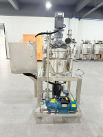 Machine de fabrication de crèmes cosmétiques mobiles 50L 100L pour startups, avec réservoir chauffant agitateur, mélangeur sous vide et homogénéisateur pour lotions corporelles