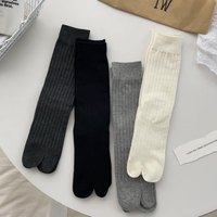Bande de fosse grise à doigts fendus de couleur unie amincissant les chaussettes de yoga mi-mollet