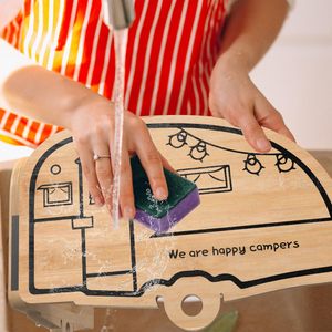 Tabla de cortar de bambú con forma irregular, diseño RV grabado con láser, 'We Are Happy Campers', bandeja para servir queso para camping - Product Image 2