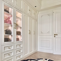 Armoire entièrement personnalisée de style français de couleur crème avec dressing, coiffeuse d'angle et bois massif