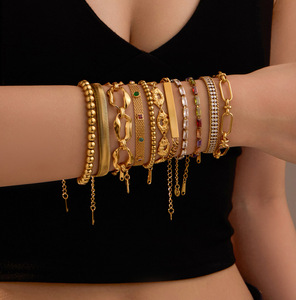 Pulsera de acero titanio, chapada en oro de 18 quilates, con incrustaciones de circonitas, conjunto versátil para múltiples usos. - Product Image 1
