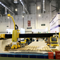 Centre d'usinage CNC à 5 axes entièrement automatique avec double ventouse pour le déplacement de plaques, pour le travail des dalles de quartz et de granit, avec moteur