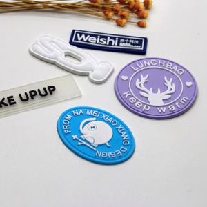 Étiquettes en silicone personnalisées pour vêtements d'enfants (chapeaux, gants) - Patchs logo 3D en relief, impression par transfert thermique - Product Image 3