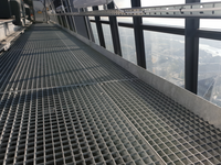 Marches d'escalier en grille de barres d'acier inoxydable galvanisé à chaud sur mesure, modernes, pour extérieur, Q235B, anti-corrosion, antidérapantes, sécuritaires