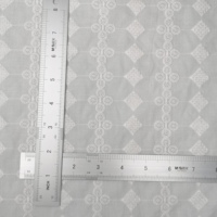 Fabricant personnalisé blanc 100% coton broderie maille dentelle broderie tissu Floral avec petits trous pour robe