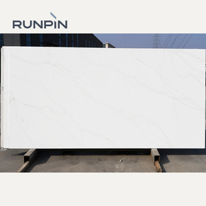Dalle <span class=keywords><strong>de</strong></span> quartz technique Runpin Calacatta Ultra Blanc 3017 avec veine gris fin, certifiée NSF, pour plans <span class=keywords><strong>de</strong></span> <span class=keywords><strong>travail</strong></span> <span class=keywords><strong>de</strong></span> salle <span class=keywords><strong>de</strong></span> bain, approvisionnement OEM en gros - Product Image 1