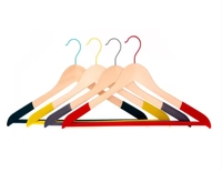 Cintres à vêtements en bois colorés de luxe personnalisés avec épaule floquée et barre ronde en velours antidérapante