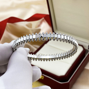 Brazalete de Diseño de Marca, Acero Inoxidable y Chapado en Oro de 18K, de Alta Gama, Unisex, para Regalo, Venta al Por Mayor de Fábrica - Product Image 2