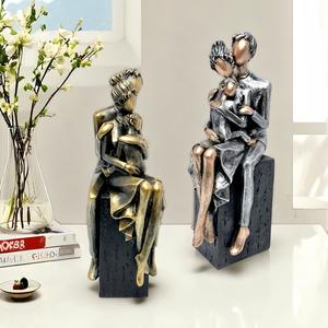 Statues d'embracement de trois personnages en famille, sculptées artistiquement, en résine de luxe léger, artisanat décoratif pour la maison et le bureau - Product Image 3