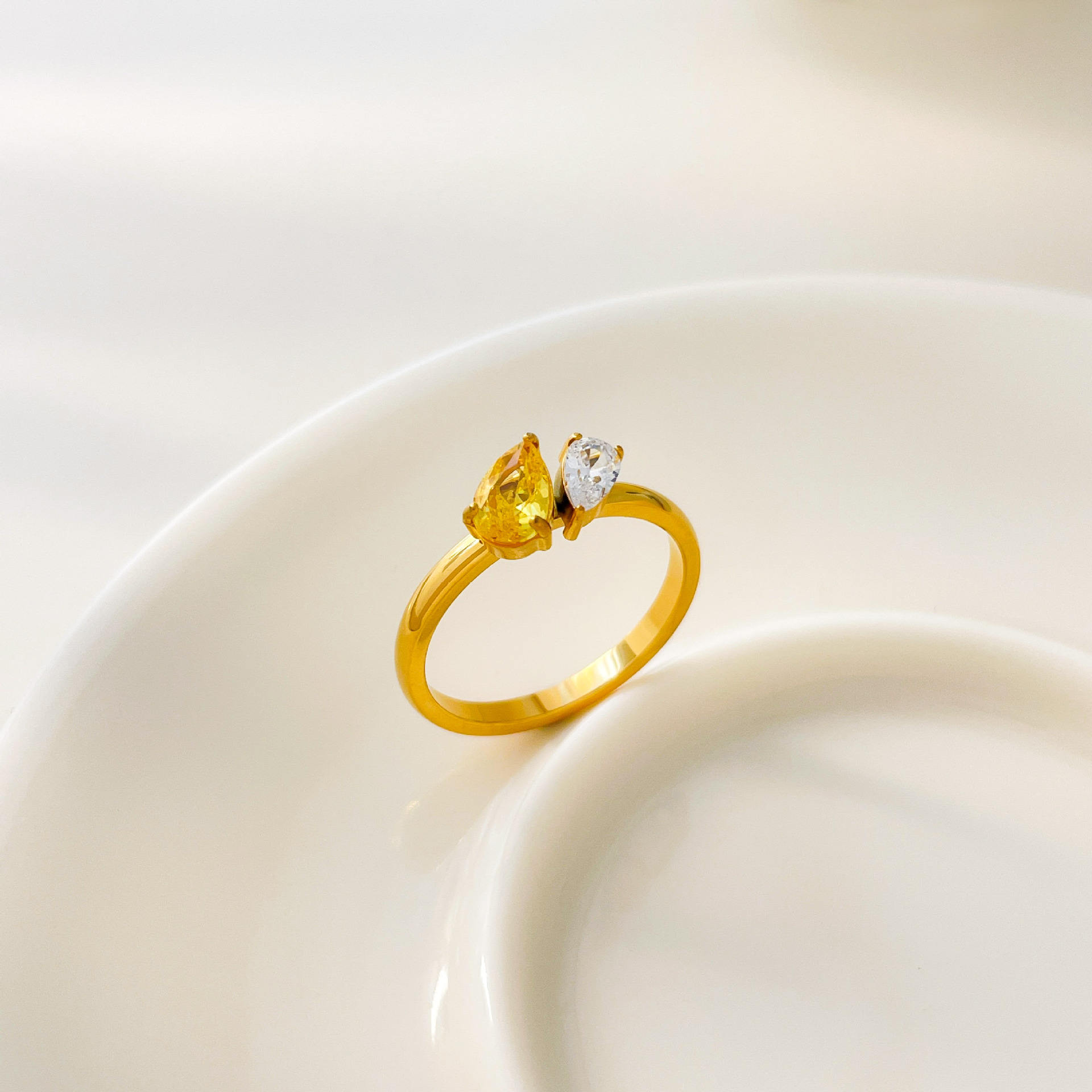 สีเหลือง + สีขาว