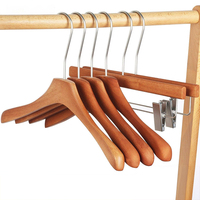 Cintres en bois de caoutchouc couleur noyer avec logo personnalisé, cintres larges pour costumes et manteaux, et cintres à pince pour pantalons, pour présentation en magasin