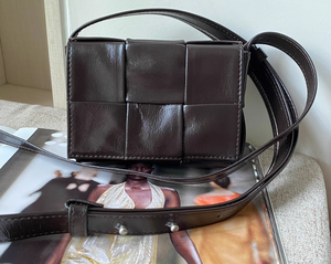 Bolso de mano cuadrado pequeño tejido de piel de oveja informal para mujer, bandolera con solapa de cuero genuino, bolso con solapa de Cassette diseñado con logotipo de paja - Product Image 4