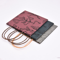 Sac de shopping en papier kraft de luxe écologique avec logo personnalisé OEM, motif floral laminé, design en carton pour la vente au détail de produits de soin de la peau
