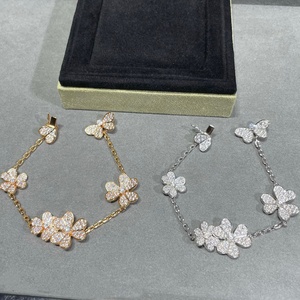 Bracciale da Donna in Ferro Placcato Oro V, Mimi Gold Clover con Diamanti, Forma a Fiore a Cinque Petali, Lavorazione Artigianale, Lussuoso e Brillante - Product Image 1
