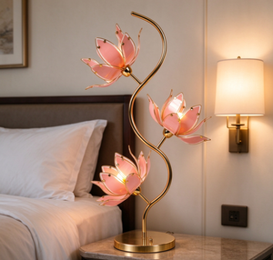 Lampe de table vintage française en métal doré, verre rose, fleur de lotus, lampe de bureau à 3 lumières, élégante lampe de chevet pour la lecture, décoration de mariage - Product Image 1