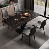 Meubles de salle à manger chinois modernes de Foshan, table à manger rectangulaire en marbre avec base en acier inoxydable doré, six chaises en cuir de vache