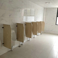 Panneaux de séparation pour urinoirs masculins en stratifié phénolique HPL ignifuge pour usage hospitalier