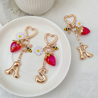 Schattige sleutelhanger met 26 letters van legering, tasbedel 2026, 3D aardbei fruit bij bloem bedels sleutelhanger