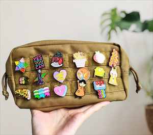 เข็มกลัดฮาโลวีนแบบกำหนดเองได้ พร้อมกลิตเตอร์ บัตรด้านหลังแบบนิ่มและแข็ง โลหะผสมสังกะสีชุบทอง  เคลือบอีนาเมลแบบกำหนดเอง ตัวล็อคแบบผีเสื้อ - Product Image 3