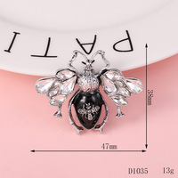 Abeille en alliage de zinc rayée avec ailes dorées pour sandales de jardin perforées et attaches de chaîne pour cache-poussière de téléphone