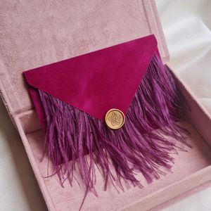 Sobre de Invitación de Boda Personalizado de Terciopelo con Estampado Dorado, Adorno de Pluma de Avestruz y Sello de Cera - Product Image 1