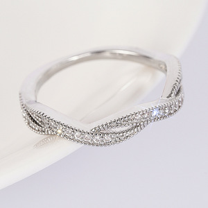 Anello Mobius Twist per Donne, Elegante Gioiello Minimalista da Matrimonio - Product Image 3