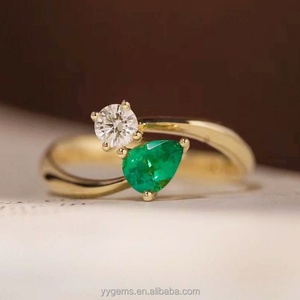 Bague en or jaune 18 carats personnalisée avec émeraude hydrothermale de laboratoire de 1 carat et moissanite, bijoux fins pour femmes, bagues fines - Product Image 2