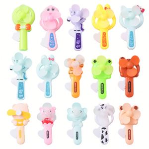 Nouveauté estivale : Mini-ventilateur portable amusant en forme de girafe pour enfants, à manivelle, en PP, idéal pour la maison - Product Image 1