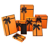 Boîte cadeau carrée en carton magnétique orange avec logo personnalisé, doublure en éponge, ruban, fleurs, bouquets, bougie aseptique