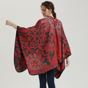 Prêt à expédier <span class=keywords><strong>Poncho</strong></span> <span class=keywords><strong>en</strong></span> <span class=keywords><strong>alpaga</strong></span> de luxe pour femmes 2022 Doux surdimensionné Floral Jacquard Hiver Chaud Châle <span class=keywords><strong>en</strong></span> cachemire pour femmes Cape - Product Image 2