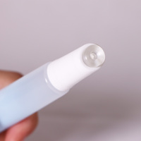 Tube d'emballage cosmétique personnalisé en PE plastique de 10 ml pour brillant à lèvres, rouge à lèvres, baume à lèvres, huile à lèvres avec applicateur en silicone