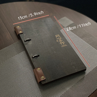 Panneau personnalisé haut de gamme en bois de teck noir chinois sculpté pour salons de thé et restaurants, avec anneaux en fer pour fixation de porte-menu en bois
