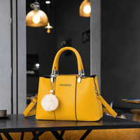 Sac à main tendance en PU pour femme avec fermeture éclair, doublure en nylon, doubles poignées, pendentif boule de fourrure, bandoulière réglable, sac fourre-tout en forme de coussin