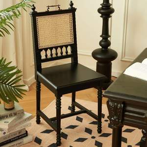 Silla de comedor francesa retro de madera maciza con respaldo de ratán de color oscuro para uso doméstico en el comedor. - Product Image 1