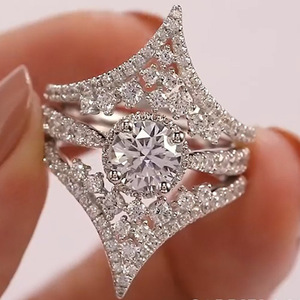 Anello di fidanzamento a forma di V per donna, gioiello scintillante da indossare sul dito per matrimonio - Product Image 1