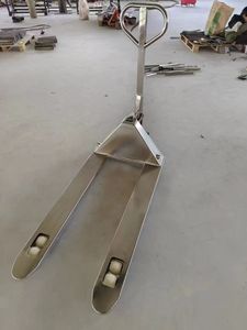 Transpaleta Hidráulica Manual de Acero Inoxidable 304, Capacidad de 2 Toneladas, Ancho de Horquilla de 550 mm/685 mm, Ruedas de PU/Nailon Anticorrosión y Resistentes al Óxido - Product Image 2