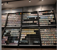 Vitrine d'exposition pour cartes de collection TCG Maxsen verrouillable à 2 niveaux, épaisseur 5 mm, avec éclairage LED, pré-assemblée, autoportante/sur comptoir, pour cartes gradées