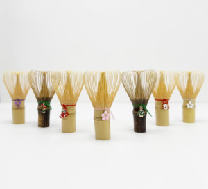 Fouet à matcha japonais artisanal en bambou violet Shin Chasen avec un charmant accessoire pour la cérémonie du matcha - Product Image 5
