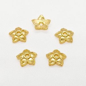 Separador de aleación con cuentas de flor chapadas en oro para la fabricación de pendientes, color oro de 18k, forma de pétalo de camelia, accesorios de joyería. - Product Image 3