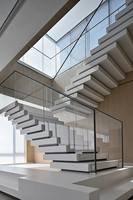 Escalier flottant cantilever sur mesure avec marches en bois massif, option verre sans cadre ou garde-corps à câbles