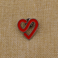 Broche personnalisée en métal émaillé dur, motif cœur rouge, plaqué argent, pour sacs à dos et vêtements