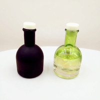Diffuseur de parfum en verre avec bâtonnets en fibre, directement du fabricant, pour la décoration intérieure et le marché B2B hôtelier