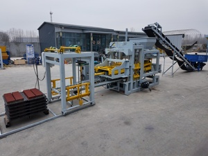 Machine de moulage de blocs hydraulique automatique QT4-15, machine à fabriquer des briques creuses en béton avec <span class=keywords><strong>prix</strong></span> <span class=keywords><strong>d</strong></span>'usine - Product Image 1
