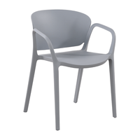 Chaise de salle à manger d'extérieur en polypropylène gris clair empilable moderne et bon marché avec accoudoirs