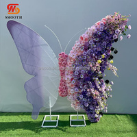 Fond de scène floral artificiel élégant et lisse, fleurs roses et violettes, dégradé de papillons pour Quinceañera et anniversaire