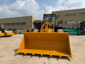 Chargeuse sur pneus SDLG 956F robuste et d'occasion, facile à utiliser pour le tri des pierres et les travaux de déplacement de roches lourdes en chantier. - Product Image 2