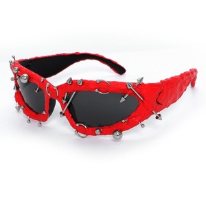 Gafas de sol con remaches irregulares hechos a mano, montura texturizada, accesorio para fiestas, disfraces y cosplay. - Product Image 3